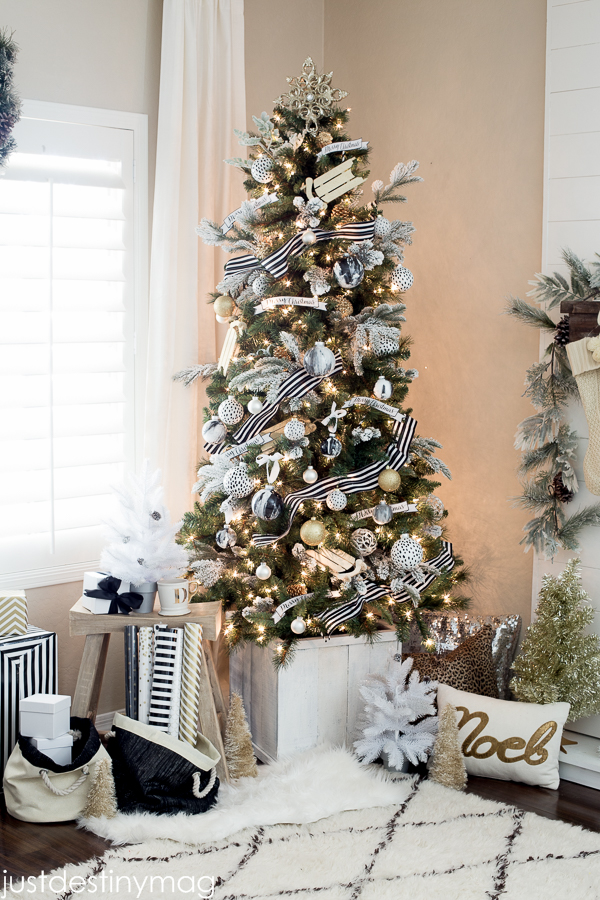 Christmas Color Palette | Gorgeous black, white, gold and silver Christmas tree! Non-traditional Christmas tree colors. 